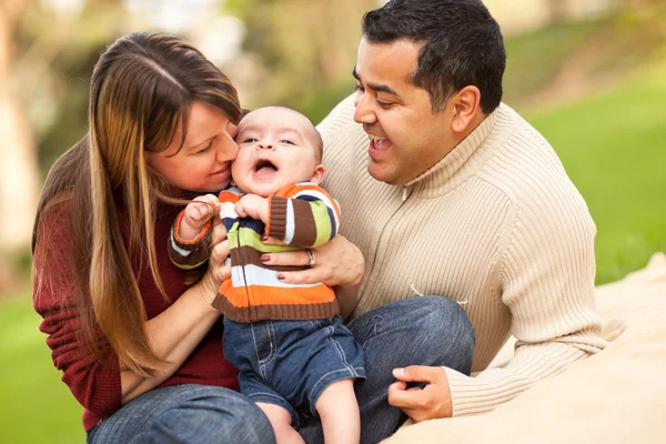 Счастливые родители смешанных рас играют со своим сыном — стоковое фото