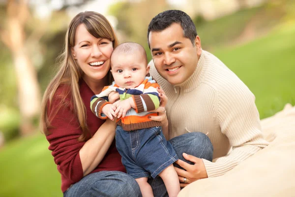Glad blandad ras familj poserar för ett porträtt — Stockfoto