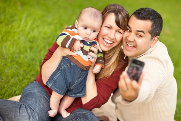 Felice razza mista genitori e neonato prendendo autoritratti — Foto Stock