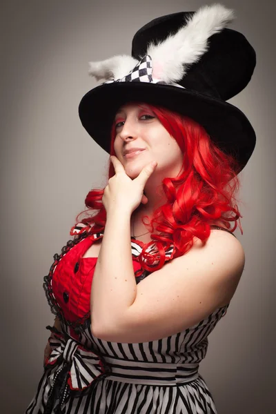 Atractiva mujer pelirroja con sombrero de oreja de conejo —  Fotos de Stock