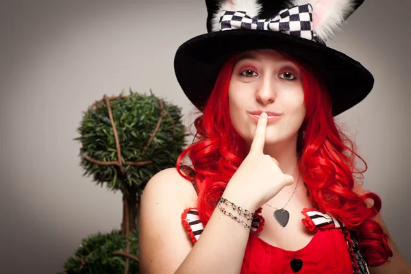 Attraente rosso dai capelli donna indossa coniglietto orecchio cappello — Foto Stock