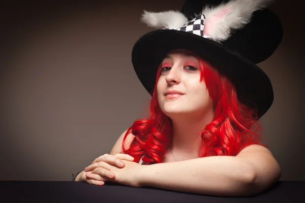 매력적인 빨간 머리 여자 토끼 귀 모자를 쓰고 — 스톡 사진
