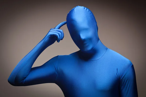 Homem vestindo seda azul Bodysuit Scratching cabeça — Fotografia de Stock