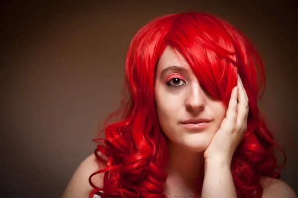 Приваблива червона волохата жінка Портрет — стокове фото