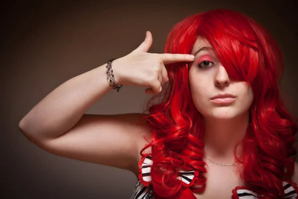 Ελκυστική νεαρή γυναίκα κόκκινα μαλλιά με το χέρι να το κεφάλι — Φωτογραφία Αρχείου