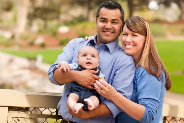 Familia de raza mixta feliz posando para un retrato — Foto de Stock