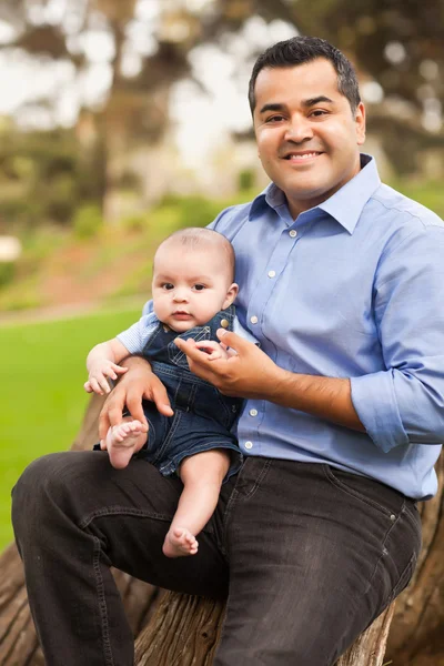 Hermoso padre hispano e hijo posando para un retrato —  Fotos de Stock