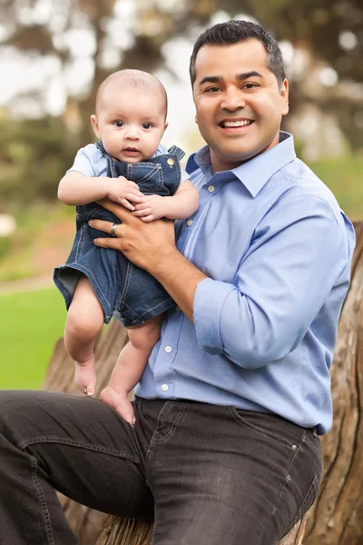 Hermoso padre hispano e hijo posando para un retrato — Foto de Stock