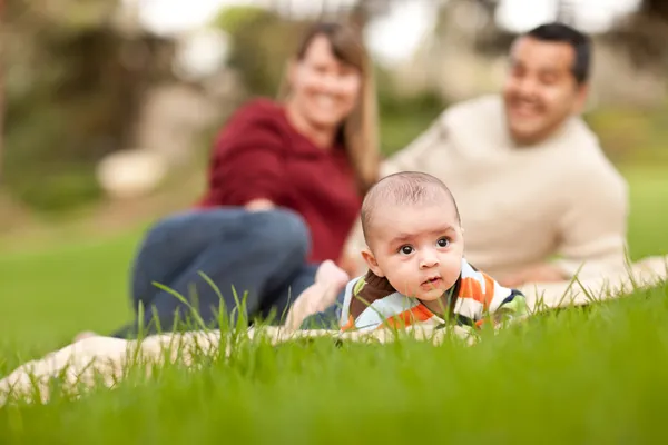 Šťastný chlapeček a smíšené rasy rodiče hraje v parku — Stock fotografie