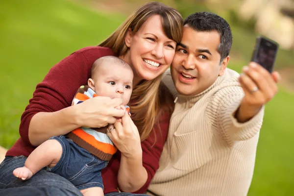 Felice razza mista genitori e neonato prendendo autoritratti — Foto Stock