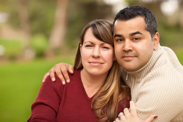 Atractiva pareja de raza mixta Pose para un retrato — Foto de Stock
