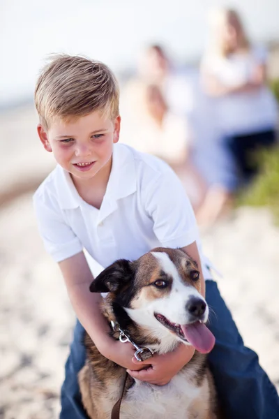 Bonito menino brincando com seu cão — Fotografia de Stock