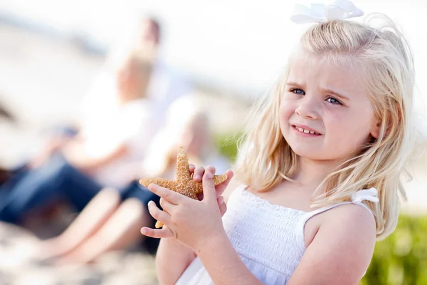 Bedårande liten blond flicka med sjöstjärna — Stockfoto