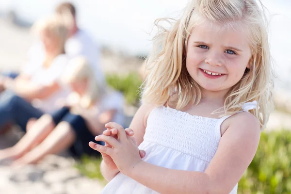 Entzückende kleine blonde Mädchen Spaß am Strand — Stockfoto