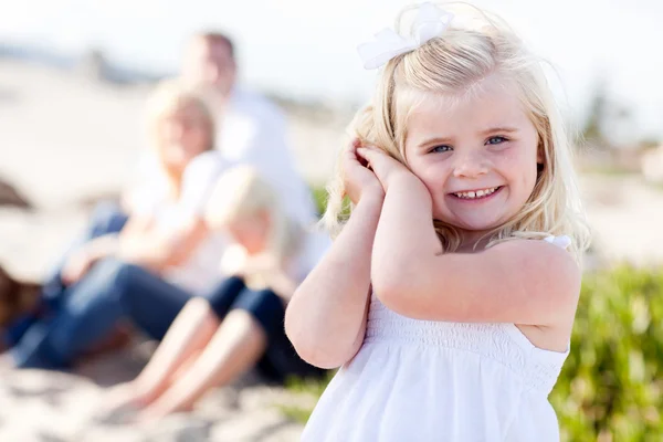 在海滩上玩的可爱小金发女孩 — 图库照片