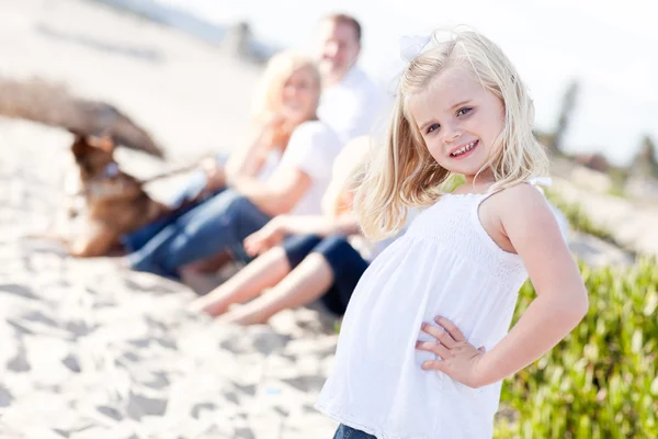 Bedårande liten blond tjej att ha kul på stranden — Stockfoto