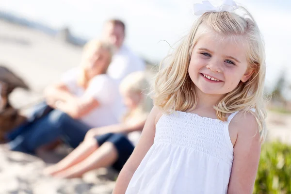 Девочка-блондинка, веселящаяся на пляже — стоковое фото