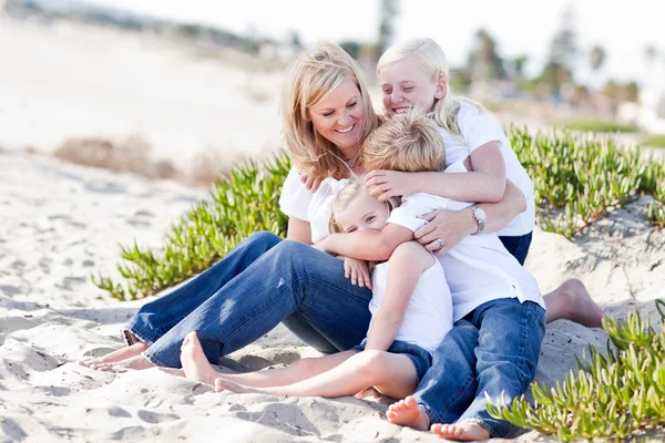 Szórakozik vele aranyos gyerekek vonzó anya그녀의 귀여운 아이 들과 함께 재미 매력적인 엄마 — Stock Fotó