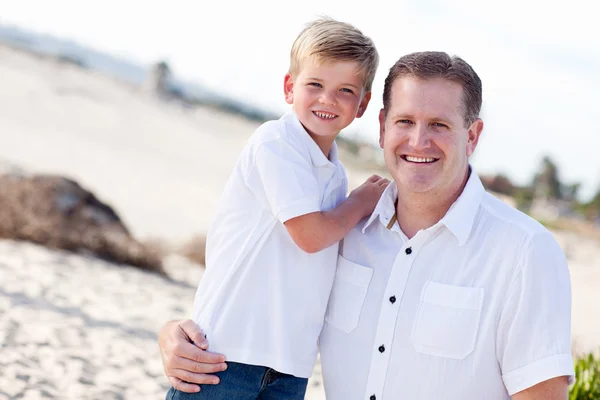 Filho bonito com seu pai bonito na praia — Fotografia de Stock