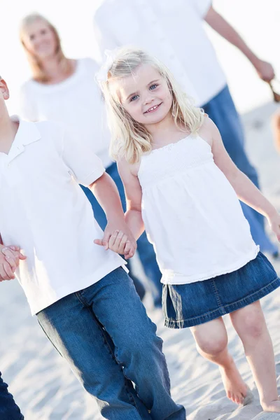 Entzückendes kleines Mädchen, das mit ihrer Familie spazieren geht — Stockfoto