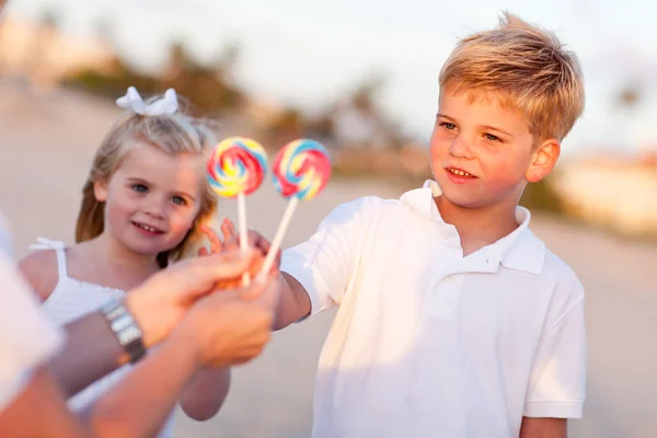 Lindo hermano y hermana escogiendo lollipop — Foto de Stock