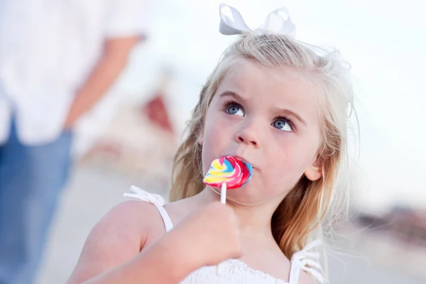 Rozkošná holčička těší její lízátko mimo — Stock fotografie