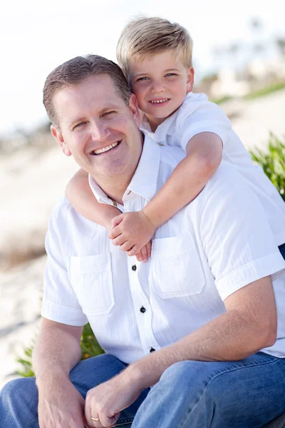 Lindo hijo con su guapo papá retrato — Foto de Stock