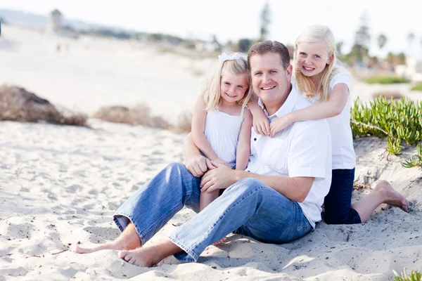 Schöner Vater und seine süßen Töchter am Strand — Stockfoto
