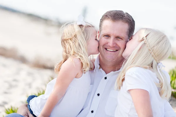 Przystojny tata pierwsze pocałunki z córkami ładny — Zdjęcie stockowe