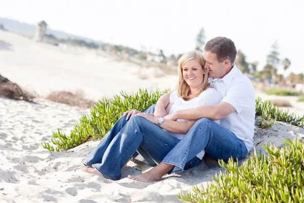 在海滩上放松的吸引力白种人夫妇 — 图库照片