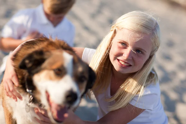 Köpeğiyle oynayan kız tedavi — Stok fotoğraf