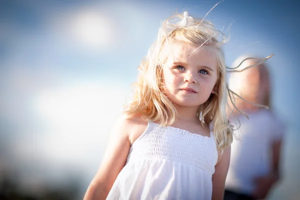 Rozkošný blue eyed dívka si hraje venku — Stock fotografie