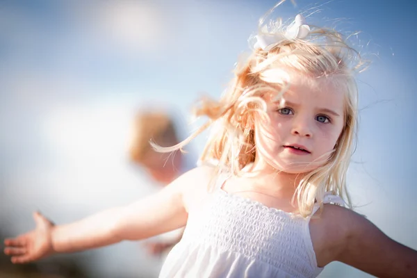 Адекватная голубоглазая девочка, играющая со стороны — стоковое фото