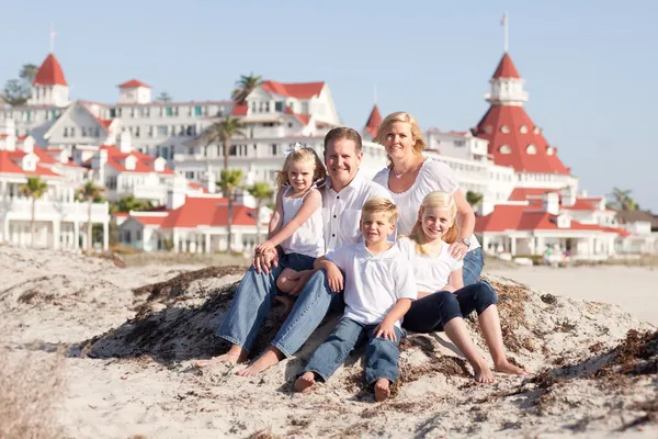 Familia caucásica feliz en frente del Hotel Del Coronado —  Fotos de Stock