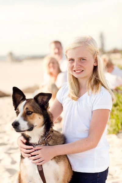 Mädchen spielt draußen mit Hund — Stockfoto