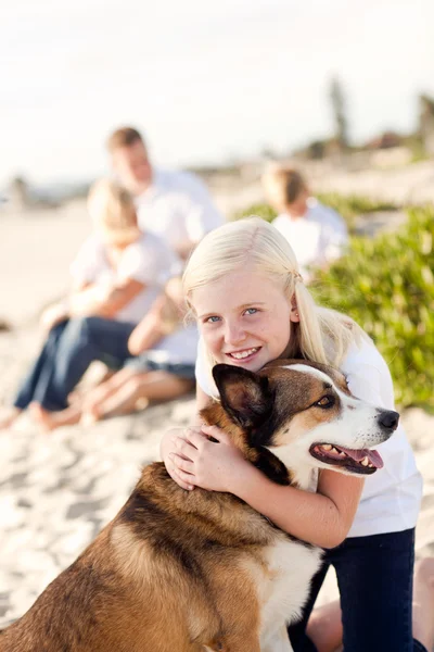 Carino ragazza giocare con il suo cane al di fuori — Foto Stock