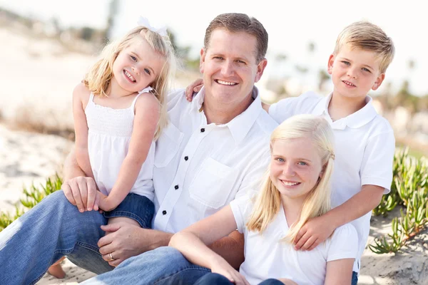 Bonito pai e seus filhos bonitos na praia — Fotografia de Stock