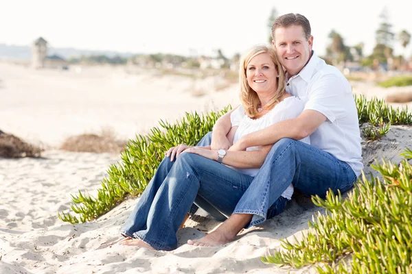 Atractiva pareja caucásica Relajándose en la playa —  Fotos de Stock