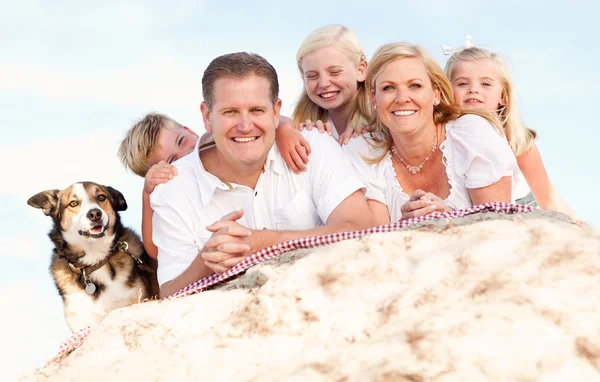Feliz retrato de família e cachorro caucasiano na praia — Fotografia de Stock
