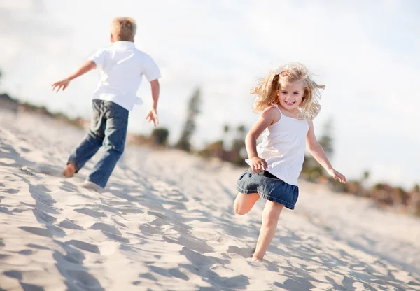 Adorável irmão e irmã se divertindo na praia — Fotografia de Stock