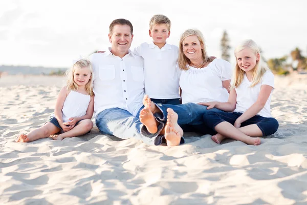 ビーチで幸せな白人家族の肖像画 — ストック写真