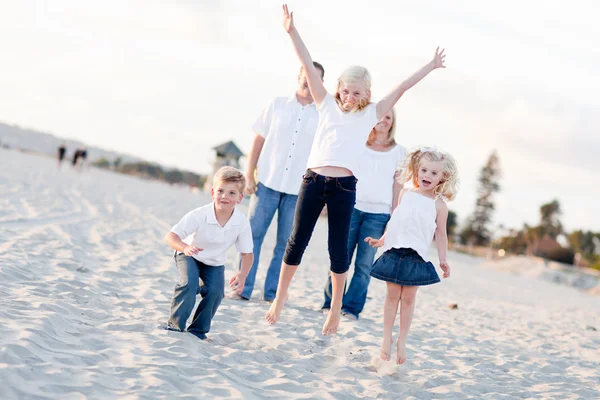 Šťastný sourozence dětí skákání pro radost — Stock fotografie