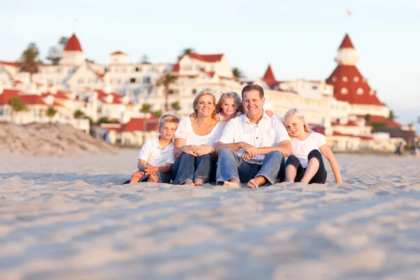 Familia caucásica feliz en frente del Hotel Del Coronado — Foto de Stock