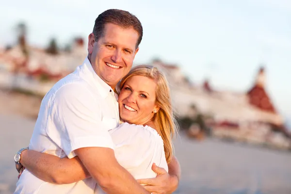 Atractiva pareja caucásica abrazándose en la playa —  Fotos de Stock