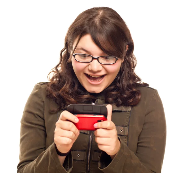 Emocionado joven mujer caucásica mensajes de texto en su teléfono móvil — Foto de Stock