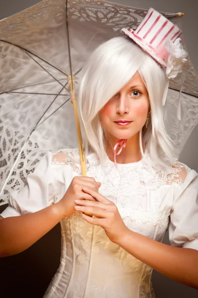 Ganska vit korthårig kvinna med parasoll och klassisk klänning — Stockfoto