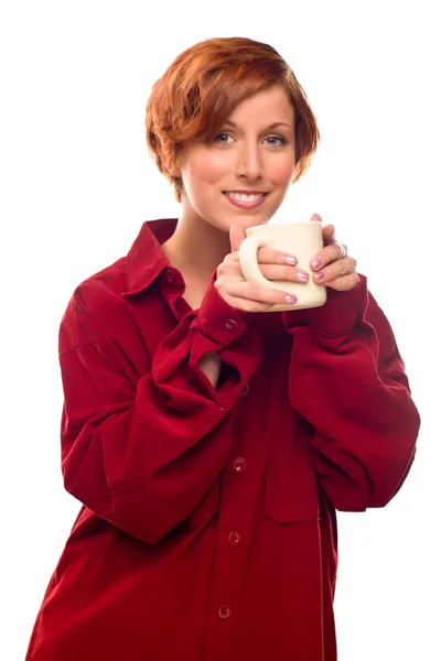 Menina de cabelos vermelhos bonita com caneca de bebida quente isolada — Fotografia de Stock