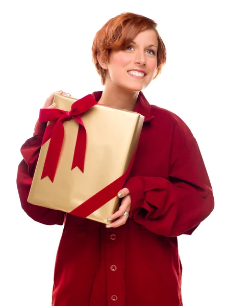 Ile sarılmış hediye izole kırmızı saçlı kız — Stok fotoğraf