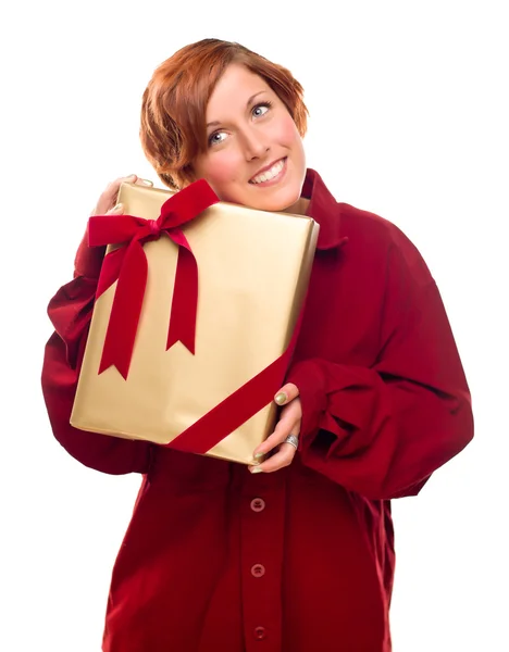 Docela červené brunetka s zabalený dárek, samostatný — Stock fotografie