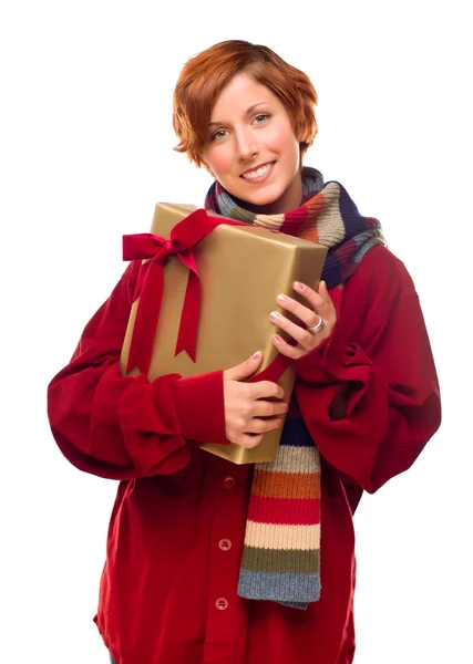 Docela červené brunetka s šátkem hospodářství zabalený dárek — Stock fotografie